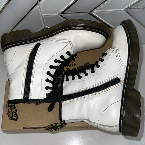White DR  MARTENS big kids size 2. Some scruffs on the front pls see pictures - Picture 9 of 13